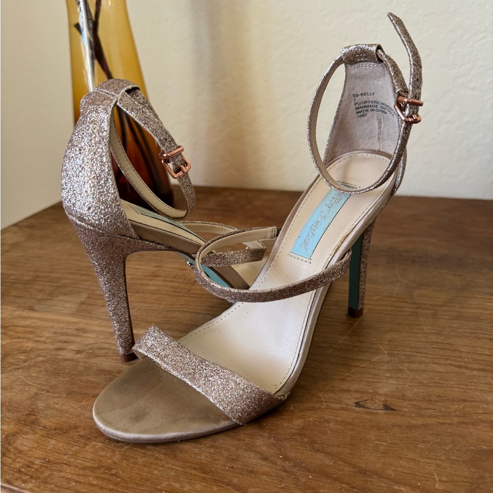 Betsey Johnson gold heels / Size 7
